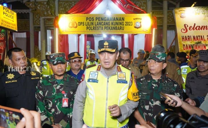 Kapolda-Riau-amankan-tahun-baru.jpg