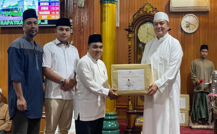 Kapolda-Riau-beri-bantuan-ke-masjid.jpg