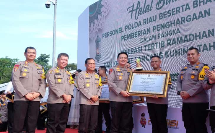 Kapolda-Riau-beri-penghargaan-ke-Polres.jpg