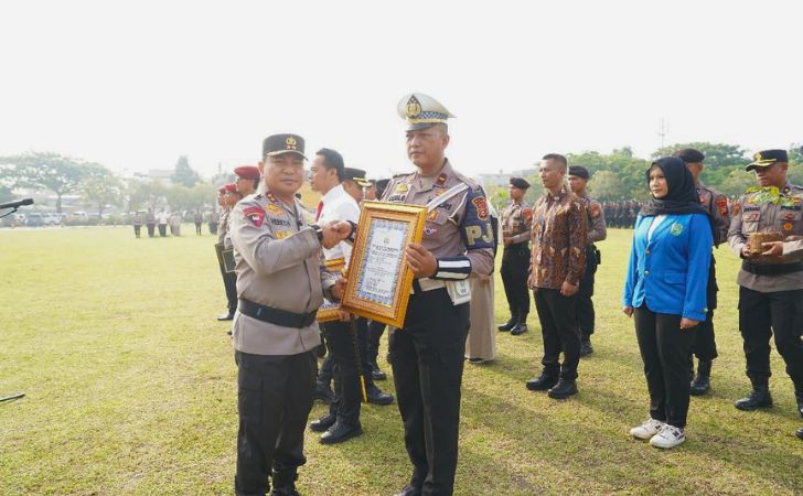 Kapolda-Riau-beri-penghargaan.jpg