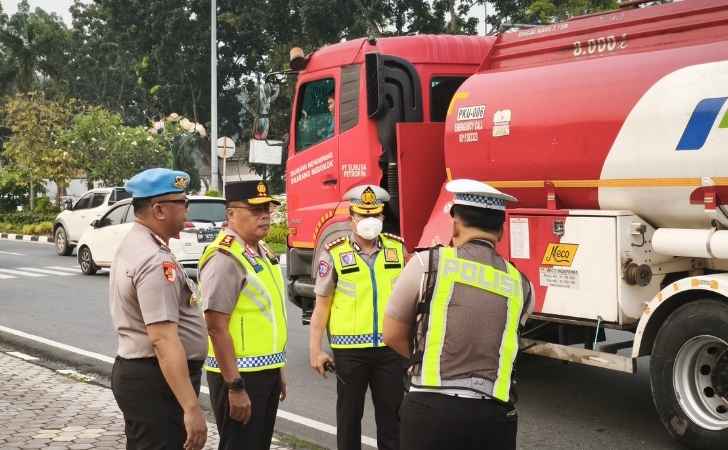 Kapolda-Riau-dan-Dirlantas-Turun-ke-Jalan-Pastikan-Arus-Lalu-Lintas-Pekanbaru-Lancar.jpg