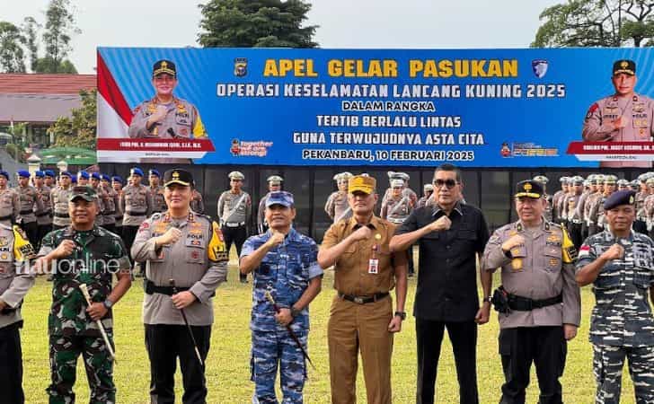 Kapolda-Riau-dan-pejabat-saat-apel-gelar-pasukan.jpg