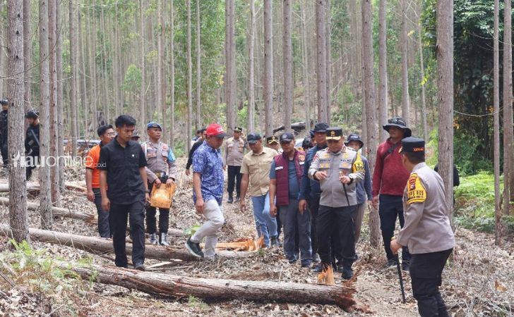 Kapolda-Riau-di-lokasi-gajah-mati.jpg