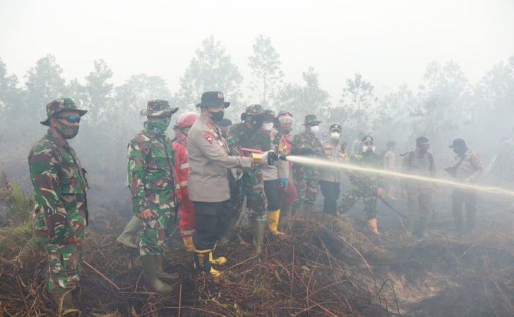 Kapolda-Riau-padamkan-karhutla1.jpg