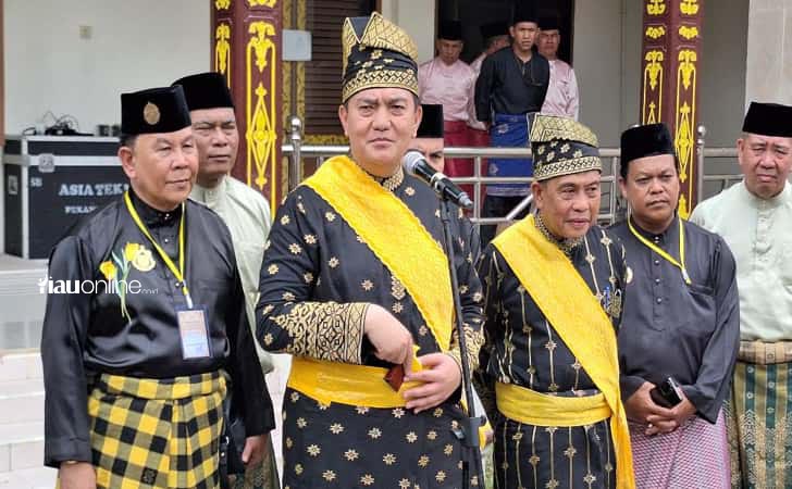 Kapolda-Riau-raih-gelar-adat-Riau1.jpg