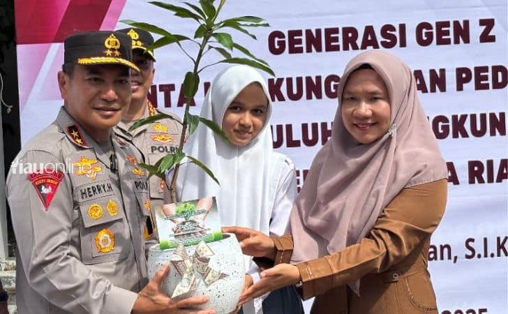 Kapolda-beri-bibit-ke-siswa.jpg