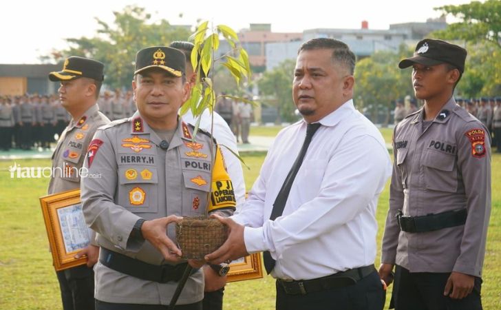 Kapolda-beri-penghargaan7.jpg