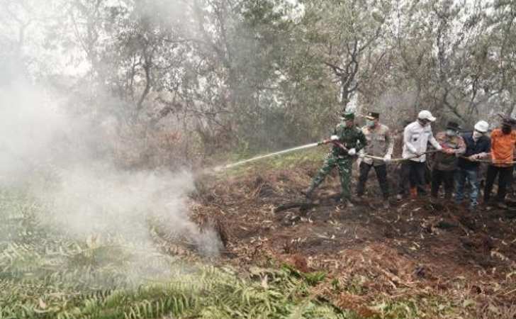 Kapolda-dan-Pangdam-Terjun-Langsung-Tangani-Karhutla-di-Kerumutan.jpg