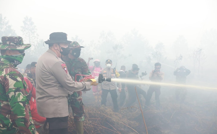 Kapolda-padamkan-karhutla-dumai0.jpg