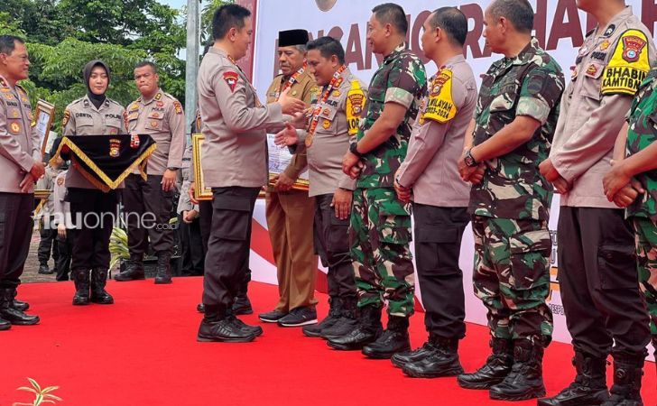 Kapolda-riau-saat-beri-anugerah2.jpg