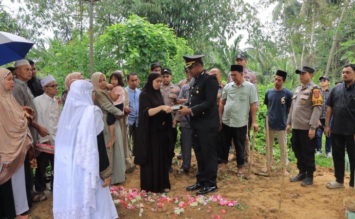 Kapolres-usai-pimpin-pemakaman-aiptu-apendra.jpg