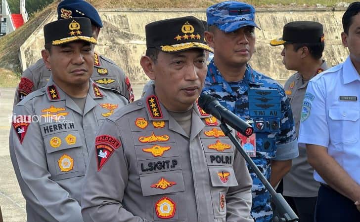Kapolri-Kapolda-riau-di-lanud.jpg