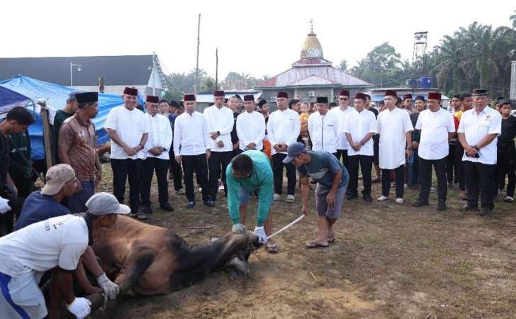 Kapolri-dan-Kapolda-Riau-Salurkan-Kurban-di-Ponpes-UAS-Daging-Dibagikan-ke-Warga.jpg