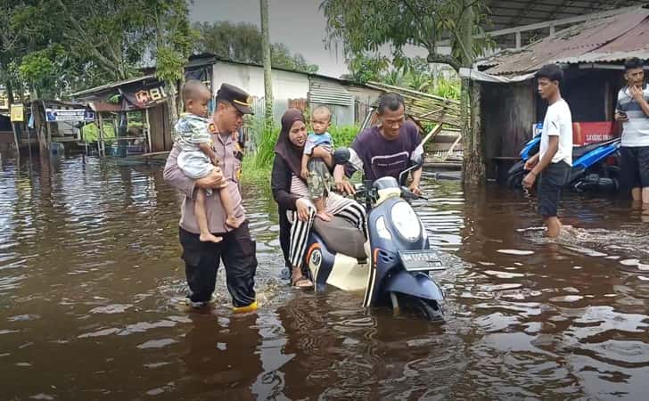 Kapolrsek-Dumai-bantu-warga.jpg