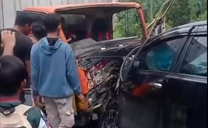 Kasatlantas-Pelalawan-Imbau-Pengendara-Waspada-Usai-Truk-Tabrak-Minibus-di-Jalintim.jpg