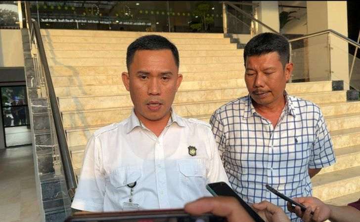 Kasipenkum-dan-Humas-Kejati-Riau-Zikrullah.jpg