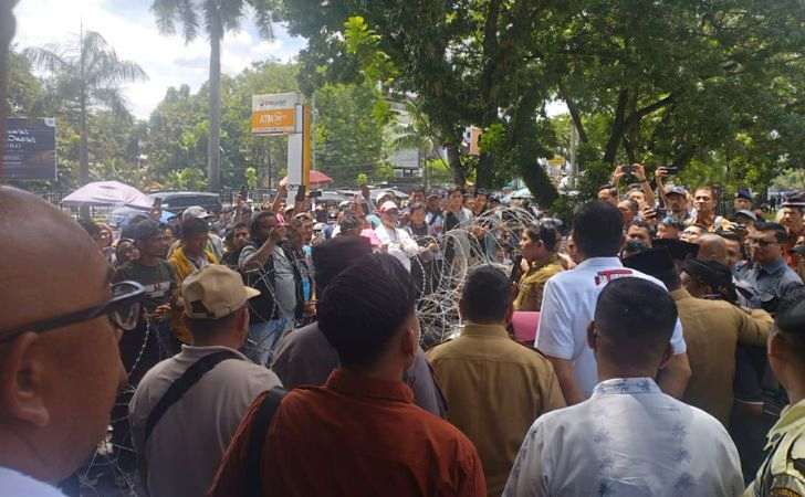 Kawal-Aksi-di-DPRD-Riau-Bupati-Pelalawan-Kami-Dukung-Rakyat.jpg