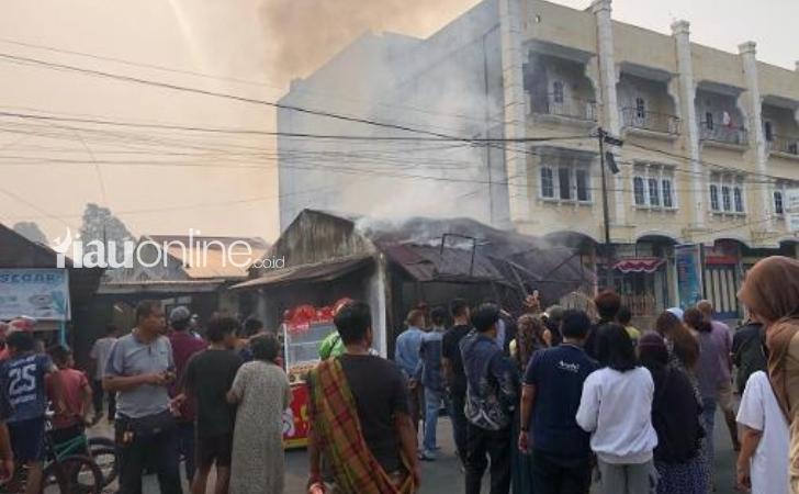 Kebakaran-di-Pekanbaru-Jadi-Tontonan-Warga-Berkerumun-hingga-Live-TikTok.jpg