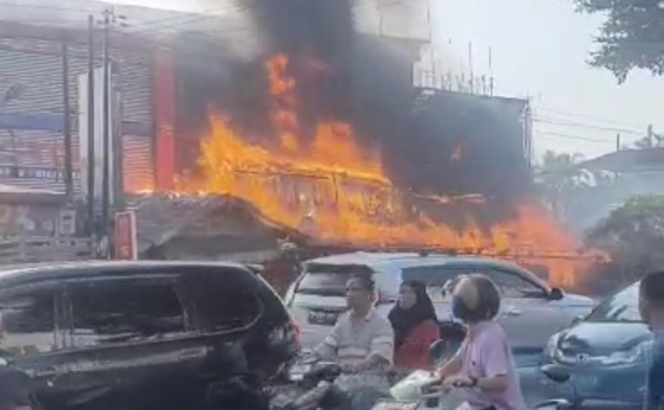 Kebakaran-resto-di-Pekanbaru.jpg