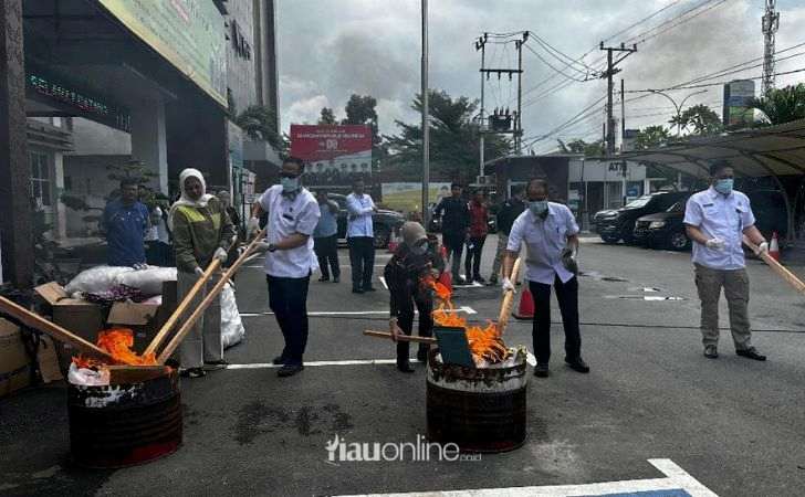 Kejari-Pekanbaru-Musnahkan-Barang-Bukti-dari-777-Perkara-Inkrah.jpg