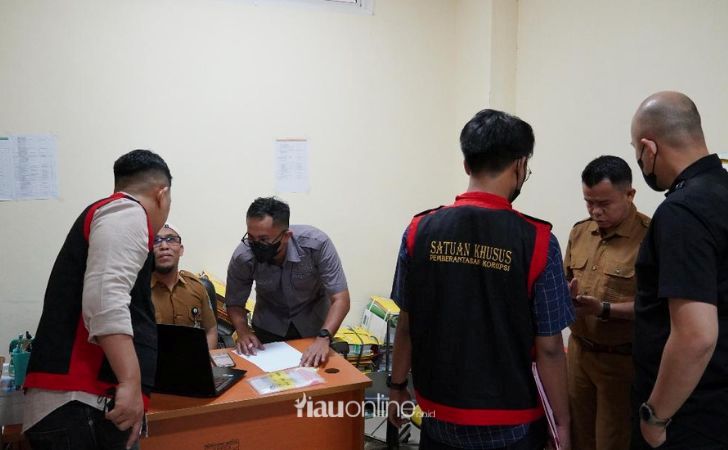 Kejari-Siak-Geledah-Kantor-UKPBJ-Terkait-Dugaan-Pemerasan-dan-Gratifikasi.jpg