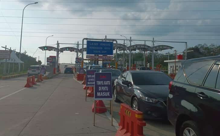 Kendaraan-mengular-di-pintu-tol.jpg