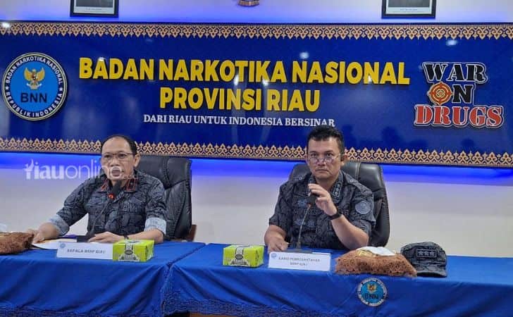 Kepala-BNNP-Riau-kiri.jpg