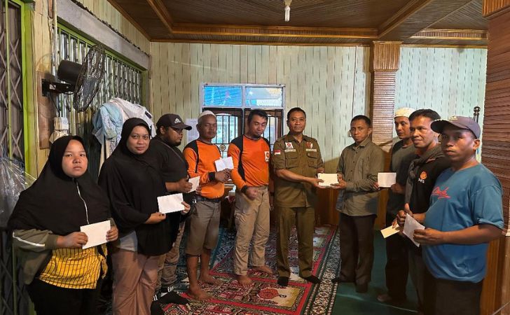Ketua-PKS-Pekanbaru-serahkan-bansos.jpg