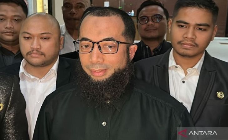 Khalid-Basalamah-usai-diperiksa-kpk.jpg