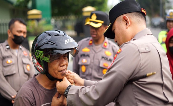 Kombes-Pria-Budi-bagi-helm2.jpg