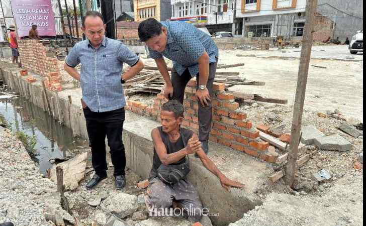 Komisi-I-Tinjau-Usaha-Kuliner-Cobek-Merapi-Warga-Keluhkan-Penyempitan-Drainase.jpg