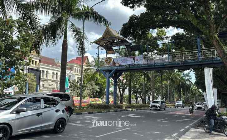 Kondisi-Rapuh-dan-Bahayakan-Warga-JPO-di-Depan-Sudirman-Square-Dibongkar.jpg