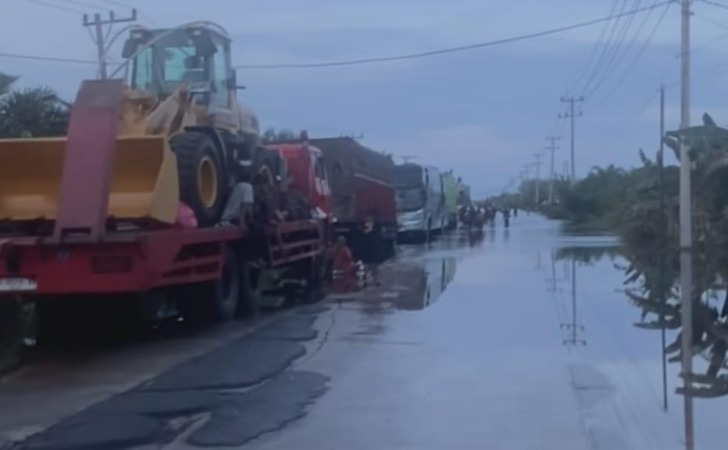 Kondisi-banjir-di-jalintim-pelalawan.jpg