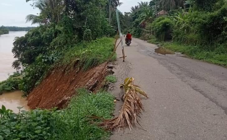 Kondisi-jalan-yang-hampir-ambruk.jpg