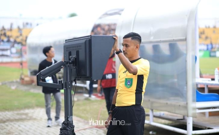 Kontroversi-Wasit-dan-VAR-PSPS-Pekanbaru-Tumbang-Perdana-di-Kandang.jpg