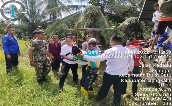 Korban-gantung-diri-dievakuasi.jpg