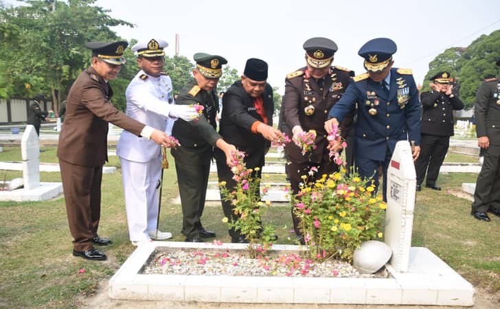 Korem-031-Wira-Bima-Ziarah-makam.jpg