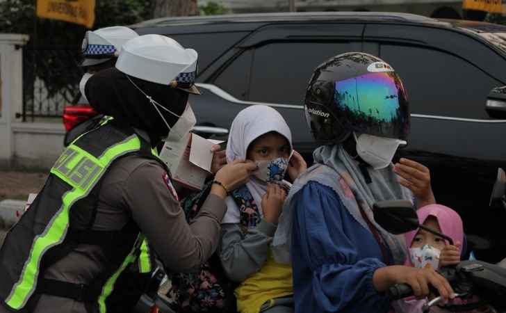 Kualitas-Udara-Memburuk-Polresta-Pekanbaru-Bagikan-Masker-N95-ke-Pengendara.jpg
