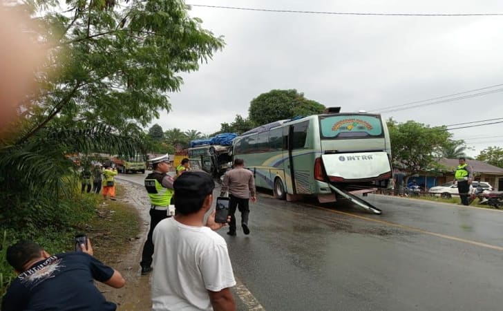 Laka-lantas-bus-di-rohil.jpg