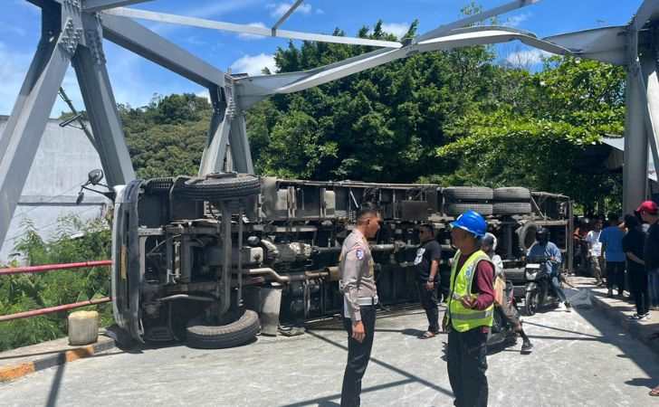 Lakalantas-2-Truk-di-Tanjung-Alai-Tutup-Badan-Jalan-di-Jalan-Lintas-Riau-Sumbar.jpg