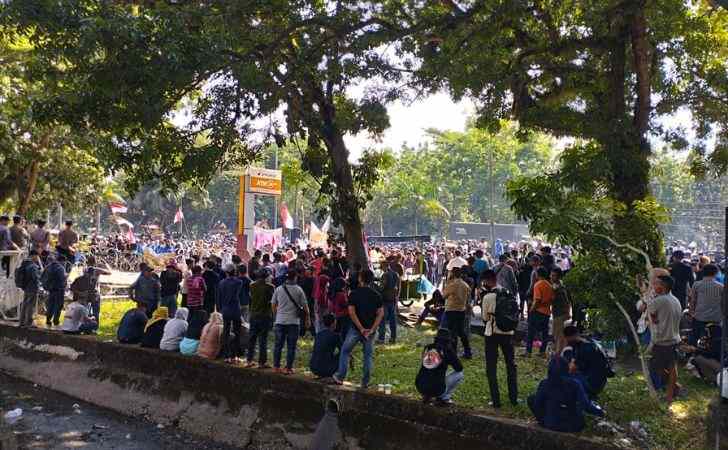 Lalu-Lintas-Dialihkan-Ribuan-Massa-Gelar-Aksi-Demonstrasi-di-Gedung-DPRD-Riau.jpg