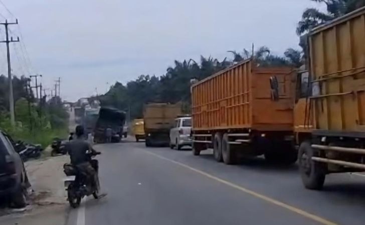 Lalu-Lintas-Macet-di-Jalintim-Pelalawan-Sistem-Buka-Tutup-Setiap-30-Menit-Diberlakukan.jpg