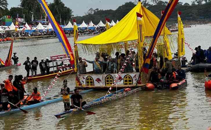 Lambaikan-Tangan-Gibran-Sapa-Penonton-Pacu-Jalur-2025-di-Sungai-Kuantan.jpg