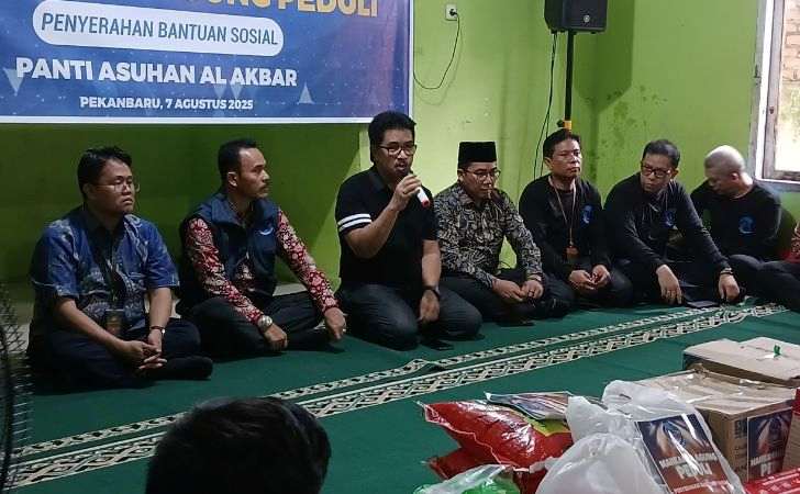 Lewat-Mahkamah-Agung-Peduli-Prof.-Yulius-Salurkan-Bantuan-ke-Anak-Panti.jpg