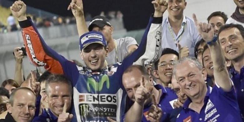 Lorenzo-Bersama-Tim-Yamaha.jpg