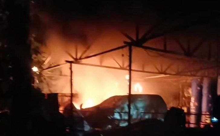 Luapkan-Emosi-Massa-Bakar-Lokasi-Penggerebekan-Narkoba-di-Rohil.jpg