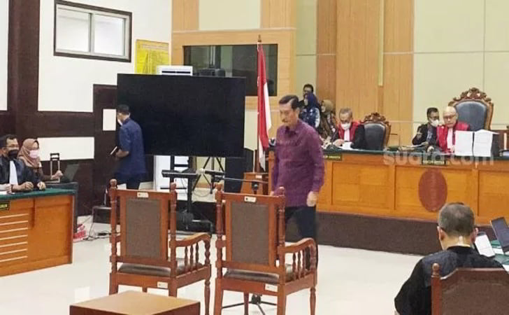 Luhut-hadiri-sidang.jpg