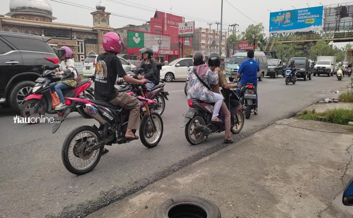 Macet-di-HR-Soebrantas.jpg