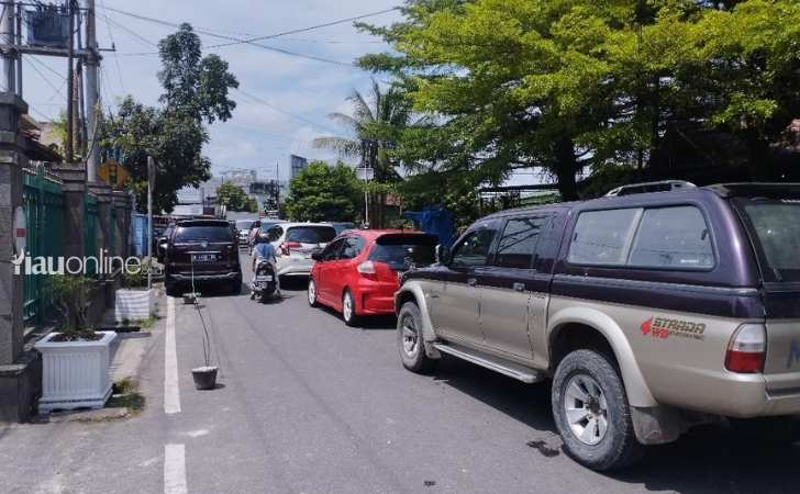 Macet-di-depan-PN-Pekanbaru.jpg