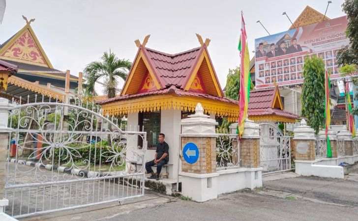 Mahasiswa-Kepung-DPRD-Riau-DPRD-Pekanbaru-Ditutup-dan-Dijaga-Aparat.jpg